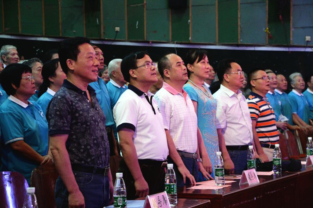校党委书记王汉青（一排左二）、副书记阳小华（一排左一）、副校长唐振平（一排左三）、党委委员、党政办主任苏玲（一排左四）等领导莅临重阳庆祝演出活动现场并参与大合唱